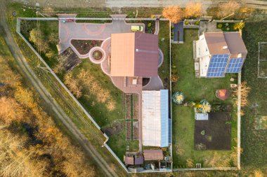 Residenti sıraları ile küçük kasaba veya köyün hava manzara