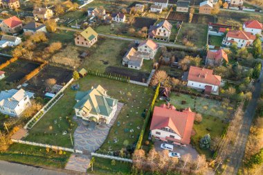 Residenti sıraları ile küçük kasaba veya köyün hava manzara