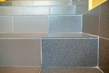 Geniş staicase bir ev inte kapalı seramik karoile kaplı