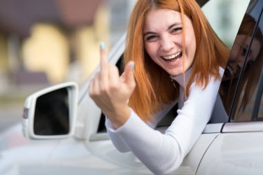 Kızgın, sinirli, agresif kadın araba sürüp bağırıyor.