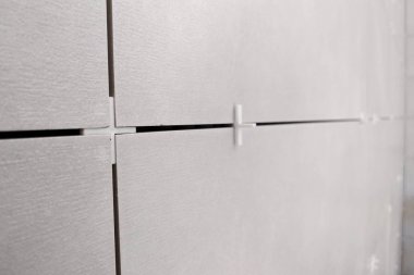 Harç tutkal üzerine duvar seramik karo montajı.