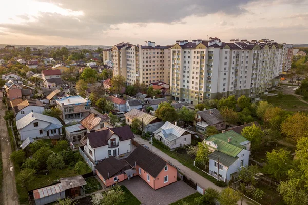 Letecký pohled na vícestranné bytové domy v zeleném residenti — Stock fotografie