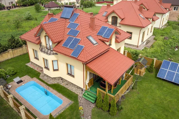 Aerial view of a new autonomous house with solar panels and wate — Stock Photo, Image