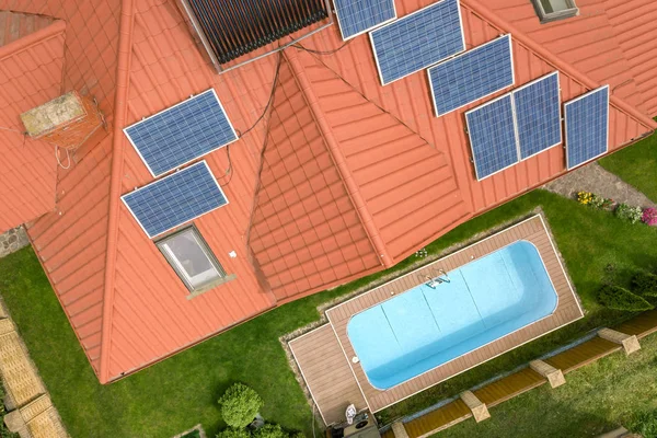 Aerial view of a new autonomous house with solar panels and wate — Stock Photo, Image