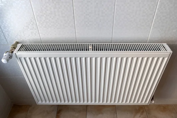 Радиатор нагрева белого металла, установленный на стене в интерьере комнаты . — стоковое фото