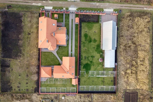 De cima para baixo vista aérea de uma casa privada com telhado de azulejos vermelhos e — Fotografia de Stock