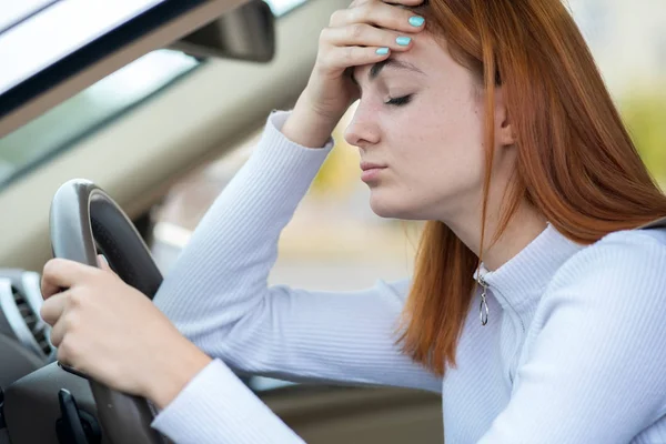 Triste conductor cansado yound mujer sentado detrás de la dirección del coche whe — Foto de Stock