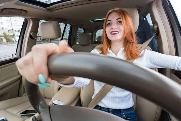 Широкий угол обзора молодой рыжей женщины-водителя, закрепленной сиденьем — стоковое фото