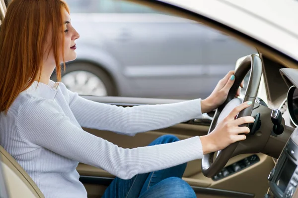 若い女性ドライバーが車の車輪の後ろで瞑想. — ストック写真