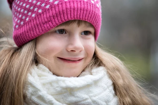 Hezké dítě dívka v teplé pletené zimní oblečení venku. — Stock fotografie