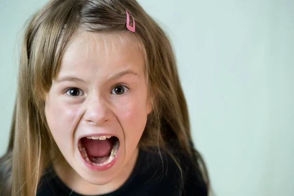 Nahaufnahme Porträt eines wütend schreienden Mädchens, das aggressiv aussieht — Stockfoto