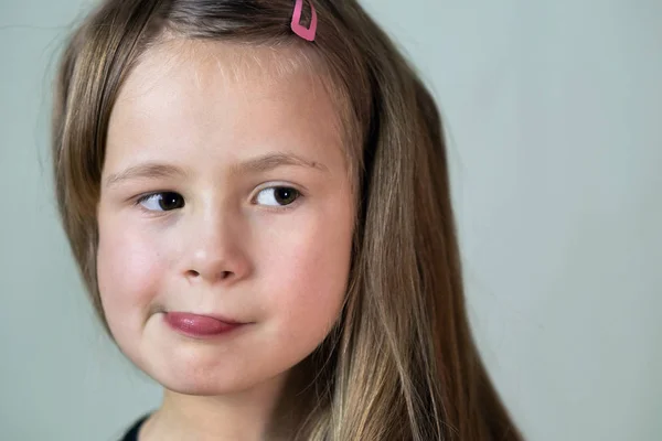 Крупним планом портрет маленької дівчинки зі смішним обличчям — стокове фото