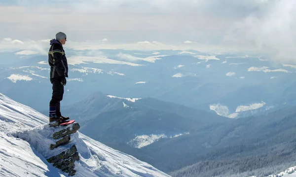 Silhouette von allein stehenden Touristen auf verschneiten Berggipfeln genießen — Stockfoto