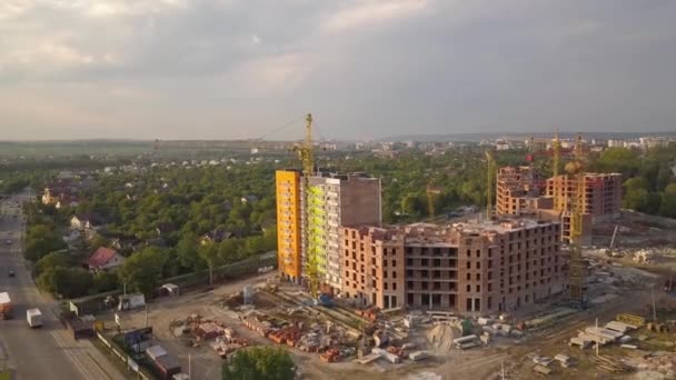 도시에 크레인과 아파트 건물이 현장을 공중에서 내려다본 — 비디오