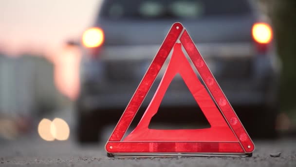 Κόκκινο Σήμα Στάση Έκτακτης Ανάγκης Πίσω Από Σπασμένο Θολή Αυτοκίνητο — Αρχείο Βίντεο