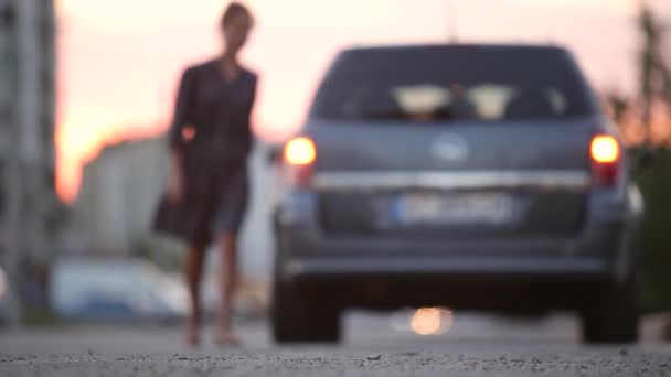 女司机在坏了的模糊的汽车后面贴上紧急停车标志 闪烁着灯光 — 图库视频影像