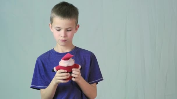Portret Van Een Kind Jongen Spelen Met Een Kleine Kerstman — Stockvideo