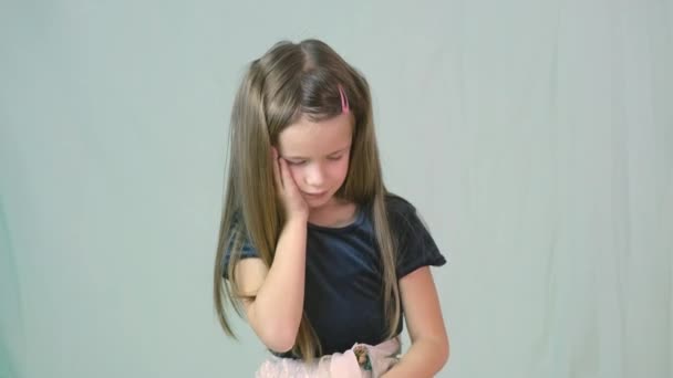 Портрет Дівчинки Яка Намагається Згадати Щось Робить Невинним Знаю Виразу — стокове відео