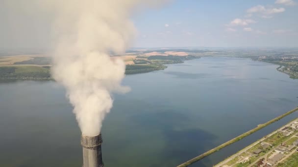 Kömür Santralinden Gelen Gri Dumanlı Yüksek Baca Borularının Havadan Görüntüsü — Stok video