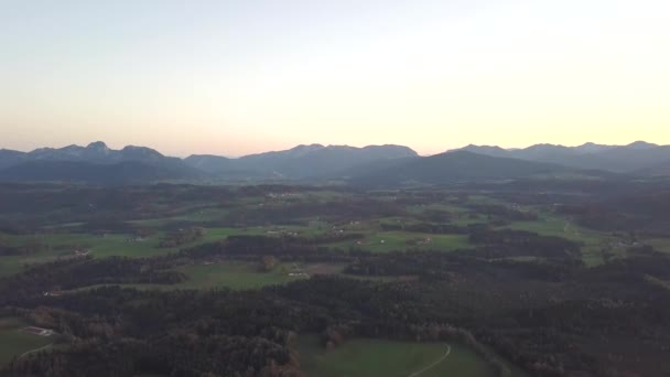 オーストリアアルプスの山々の村や森と緑の牧草地の空中ビュー — ストック動画