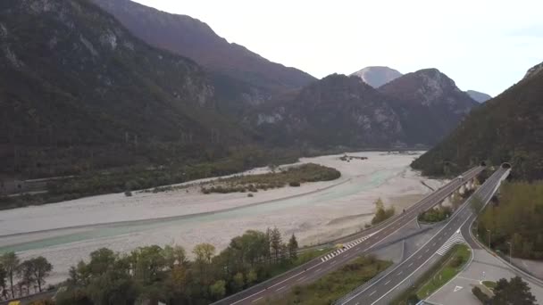 Letecký Pohled Dálniční Mezistátní Silnici Italských Alpách Rychle Pohybující Dopravou — Stock video