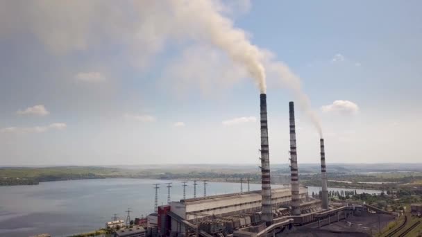 발전소에서 나오는 연기가 파이프를 공중에서 수있다 연료로 전기를 생산하는 — 비디오