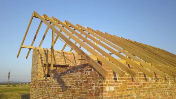 Aerial view of unfinished brick house with wooden roof structure under construction. — Stock Footage Aerial View Unfinished Brick House Wooden Roof Structure Construction Video Clip