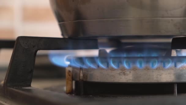 特写镜头从国内厨房灶具的蓝色火焰 燃气灶具燃烧火焰丙烷气 — 图库视频影像