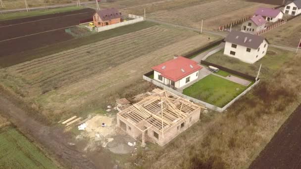 Vista Aérea Cima Para Baixo Duas Casas Particulares Uma Construção — Vídeo de Stock