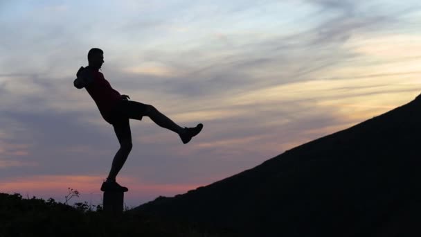 Dunkle Silhouette Eines Wanderers Der Auf Einem Stein Den Abendbergen — Stockvideo