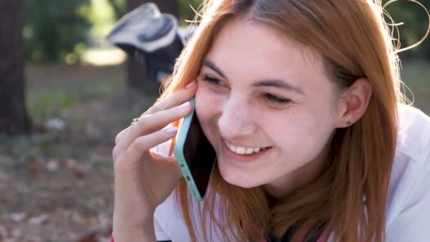 Porträt Eines Hübschen Teenager Mädchens Mit Roten Haaren Strohhut Und — Stockvideo