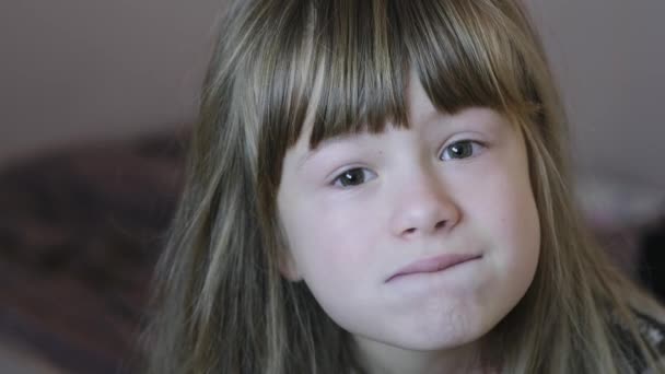 Portret Van Grappig Kind Meisje Glimlachend Camera — Stockvideo