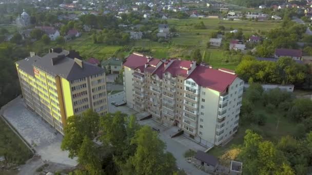 Luftaufnahme Eines Mehrstöckigen Wohnhauses Grüner Wohngegend — Stockvideo