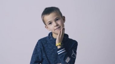 Çocuk portresi omuzlarını silkiyor. Masumluk yapıyor. Yüz ifadesi bilmiyorum..