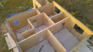 Yeni ve modern modüler evin inşaatı. İçinde köpük yalıtım malzemesi olan kompozit ahşap panellerden yapılmış duvarlar. Yeni enerji tasarruflu ev kavramı oluşturuluyor.
