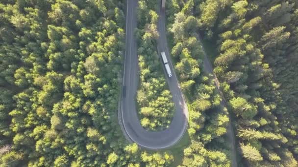 Pemandangan Udara Jalan Berkelok Kelok Dengan Mobil Dan Truk Gunung — Stok Video