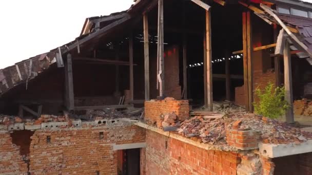 地震後の古い廃墟の建物の空中ビュー 倒壊したレンガ造りの家 — ストック動画