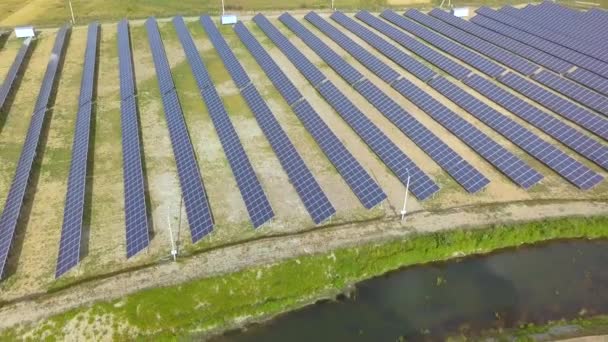 Luchtfoto Van Zonnecentrale Elektrische Panelen Voor Het Opwekken Van Schone — Stockvideo