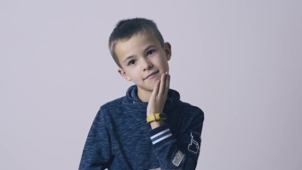 Portrét Chlapce Jak Krčí Rameny Dělá Nevinným Neznám Výraz — Stock video