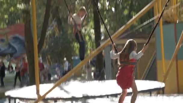 Niña Saltando Abrochado Trampolín Parque Verano — Vídeo de stock