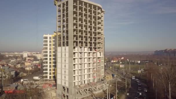 Vue aérienne du cadre en béton d'un grand immeuble en construction dans une ville.