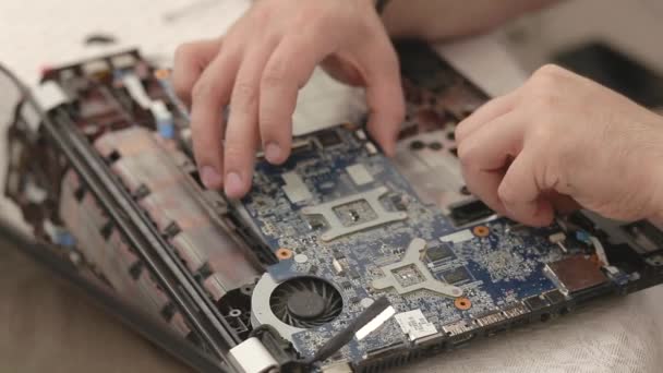 Close Van Technicus Handen Repareren Laptop Computer Koelsysteem — Stockvideo