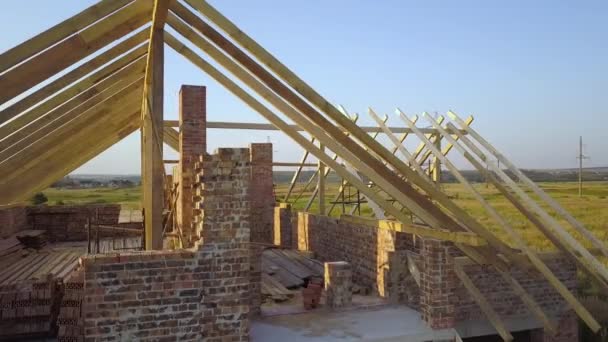 Flygfoto Ofullbordat Tegelhus Med Trätak Struktur Uppbyggnad — Stockvideo