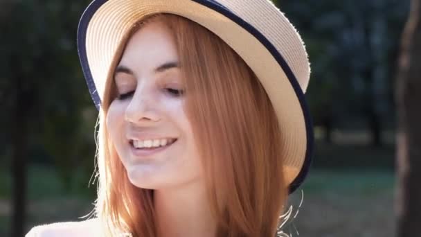 Retrato Una Adolescente Bastante Positiva Con Pelo Rojo Usando Sombrero — Vídeos de Stock