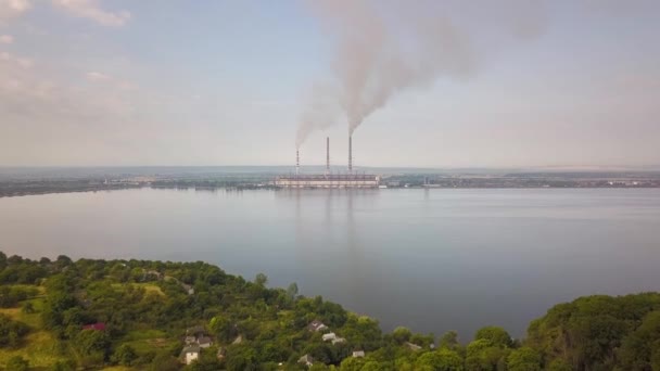 Veduta Aerea Del Piccolo Villaggio Tra Alberi Verdi Grande Lago — Video Stock