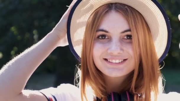 Portrét Docela Pozitivní Dospívající Dívky Rudými Vlasy Nosí Slamák Růžové — Stock video