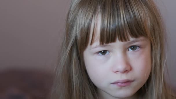 Porträtt Rolig Barn Flicka Ler Kameran — Stockvideo