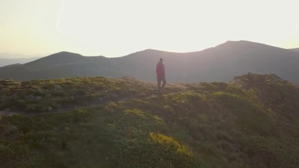 Vandrare Står Toppen Steniga Berget Njuter Magnifik Utsikt Bergsklättrare Tittar — Stockvideo