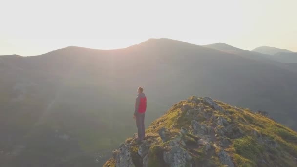 Turista Stojící Vrcholu Skalnaté Hory Nádherným Výhledem Horolezec Hledící Východ — Stock video