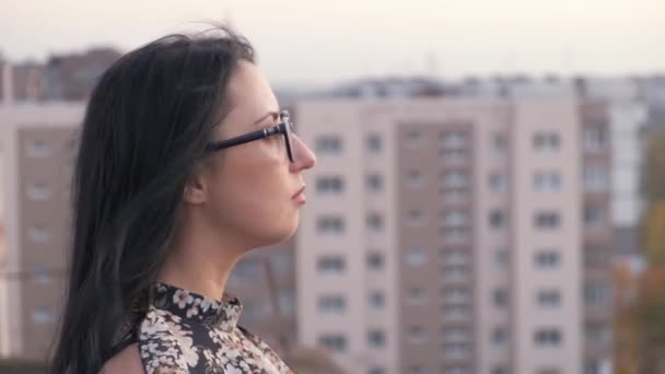 Retrato Uma Mulher Cabelos Pretos Feliz Óculos Moda Desfrutando Vista — Vídeo de Stock